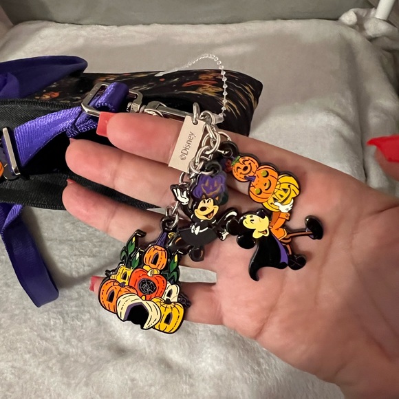 NWT Disney Mickey and Friends Harveys Halloween Medium Streamline Tote - Picture 6 of 6